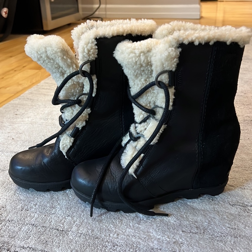 Sorel Joan of Arc ll winter  boots wedge booties size 9 Black w/ shearling trim